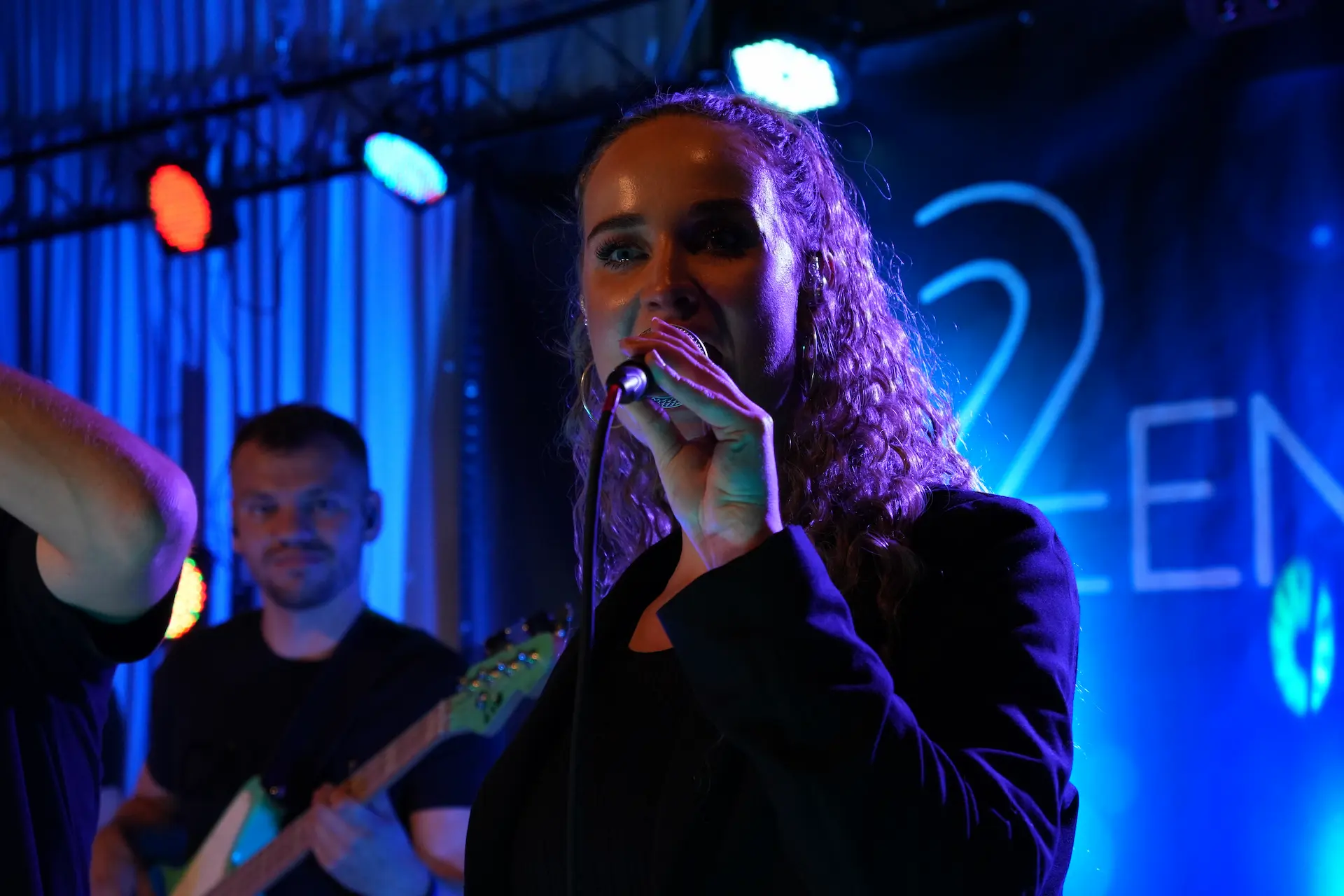 Daphne van 2Enjoy Coverband